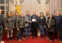 I componenti uscenti del cda Asilo don Becchis con gli ammnistratori comunali